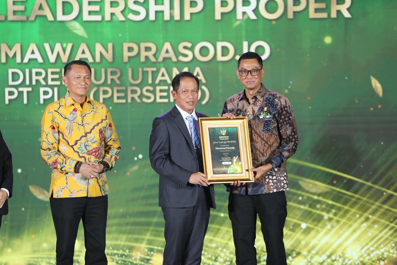Dirut PLN Darmawan Prasodjo Raih Penghargaan Green Leadership, PLN Borong 11 PROPER Emas KLH 2025