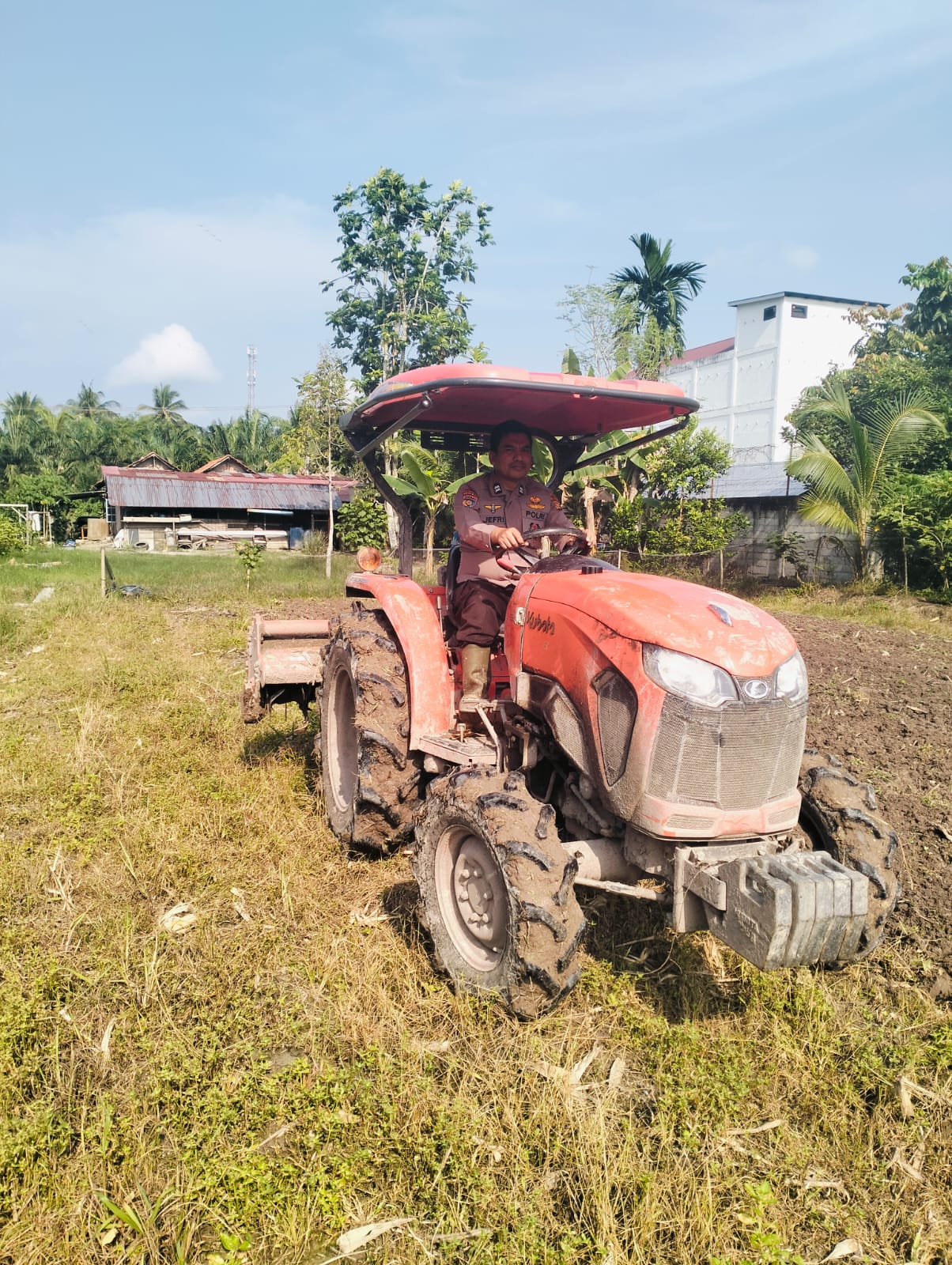 Polsek Bungaraya Dukung Ketahanan Pangan, Lakukan Penggemburan Lahan Jagung Pipil di Kampung Temusai