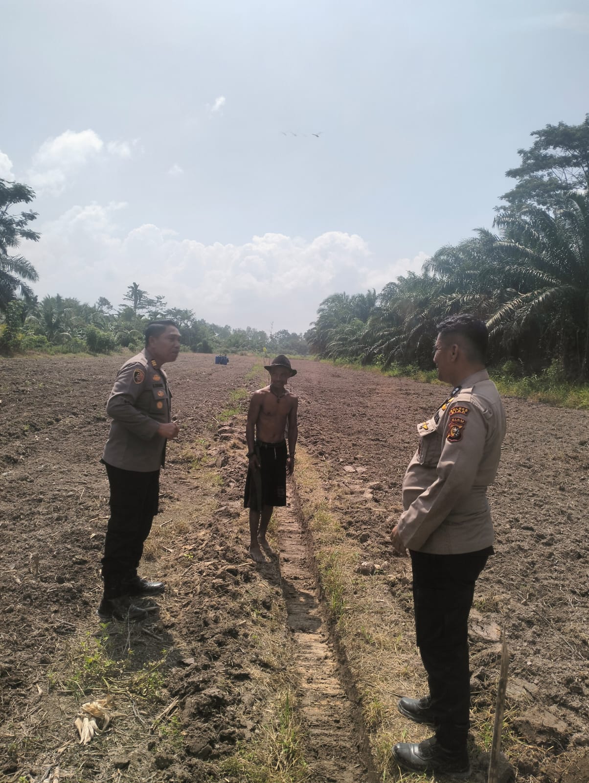Kapolsek Bungaraya Cek Lokasi Persiapan Tanam Jagung Pipil Dukung Ketahanan Pangan