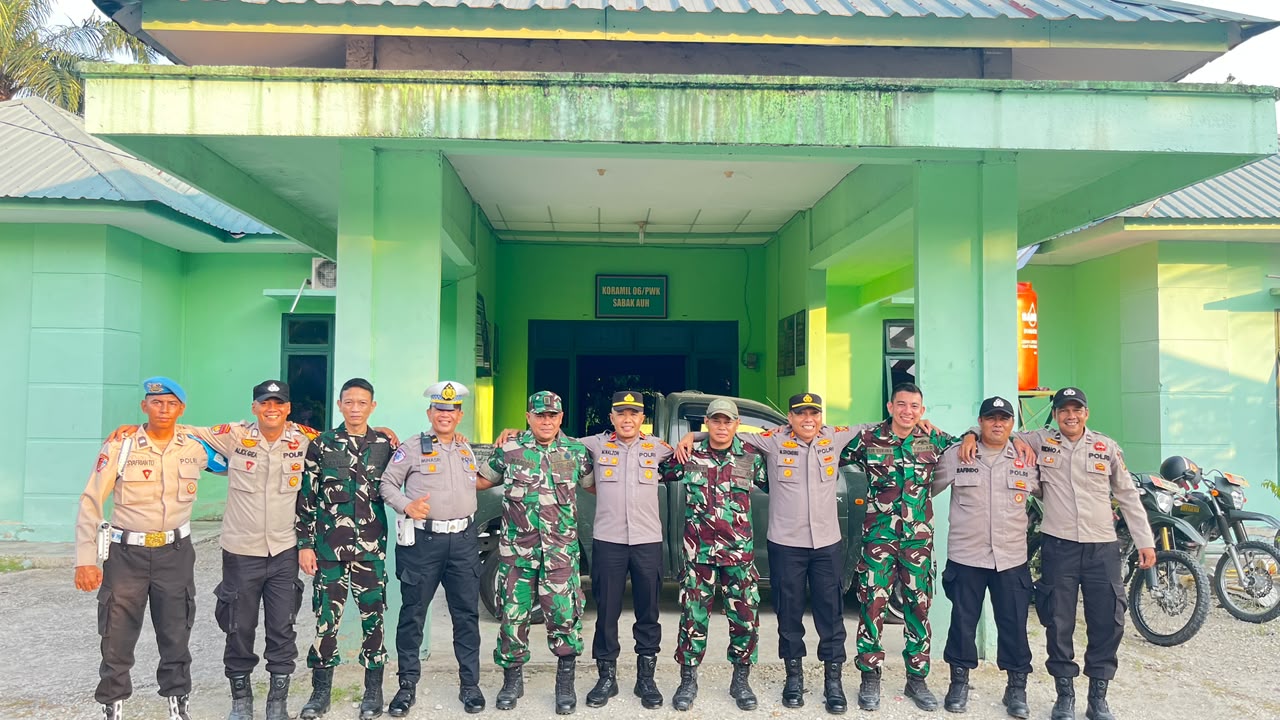 Kapolsek Bungaraya dan Kapolsek Sabak Auh Jalin Silaturahmi dengan Koramil PWK Sabak Auh