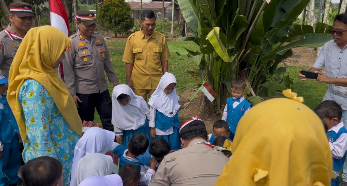 Polsek Bungaraya Tanam 5 Bibit Pohon Kakao di TK Kartini Lewat Program Green Policing
