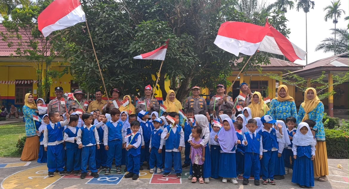 Polsek Bungaraya Ikuti Ekspedisi Merah Putih Presisi Polda Riau, Tanam Pohon dan Bagikan Bansos di Buantan Lestari