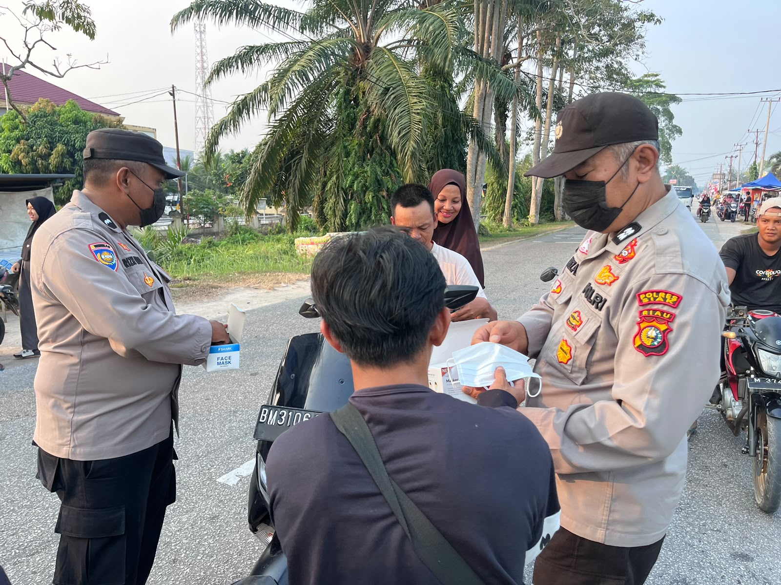 Antisipasi Kabut Asap, Polsek Bungaraya Bagikan 150 Masker Gratis Kepada Pengendara