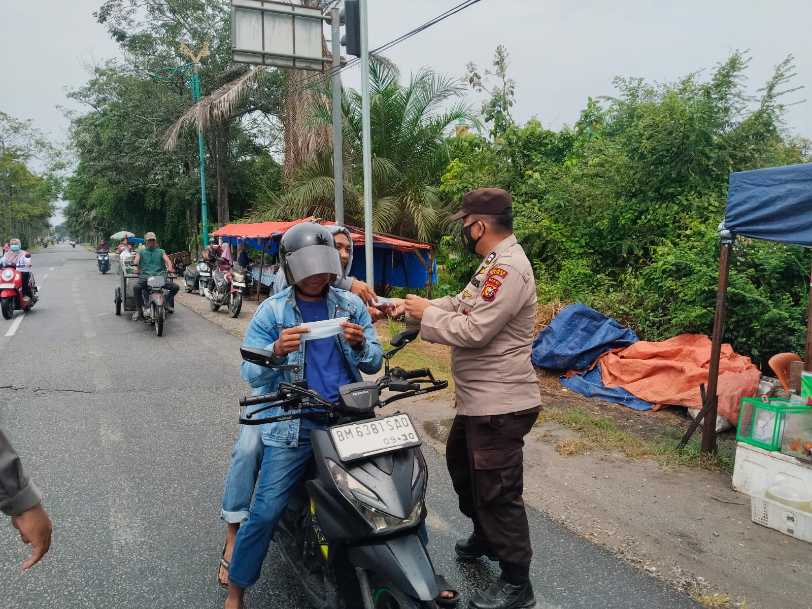 Polsek Bungaraya Kembali Bagikan Masker Gratis, Antisipasi Dampak Kabut Asap